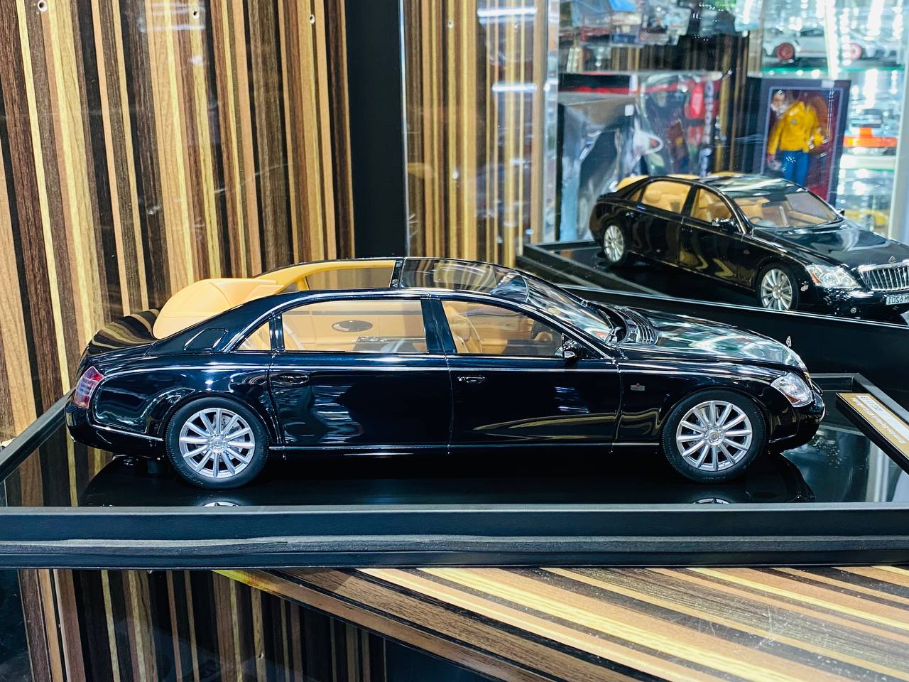 1/18 Resin Motor Helix Mercedes Benz Maybach 62S Landaulet - Metallic Black (Limited Edition)