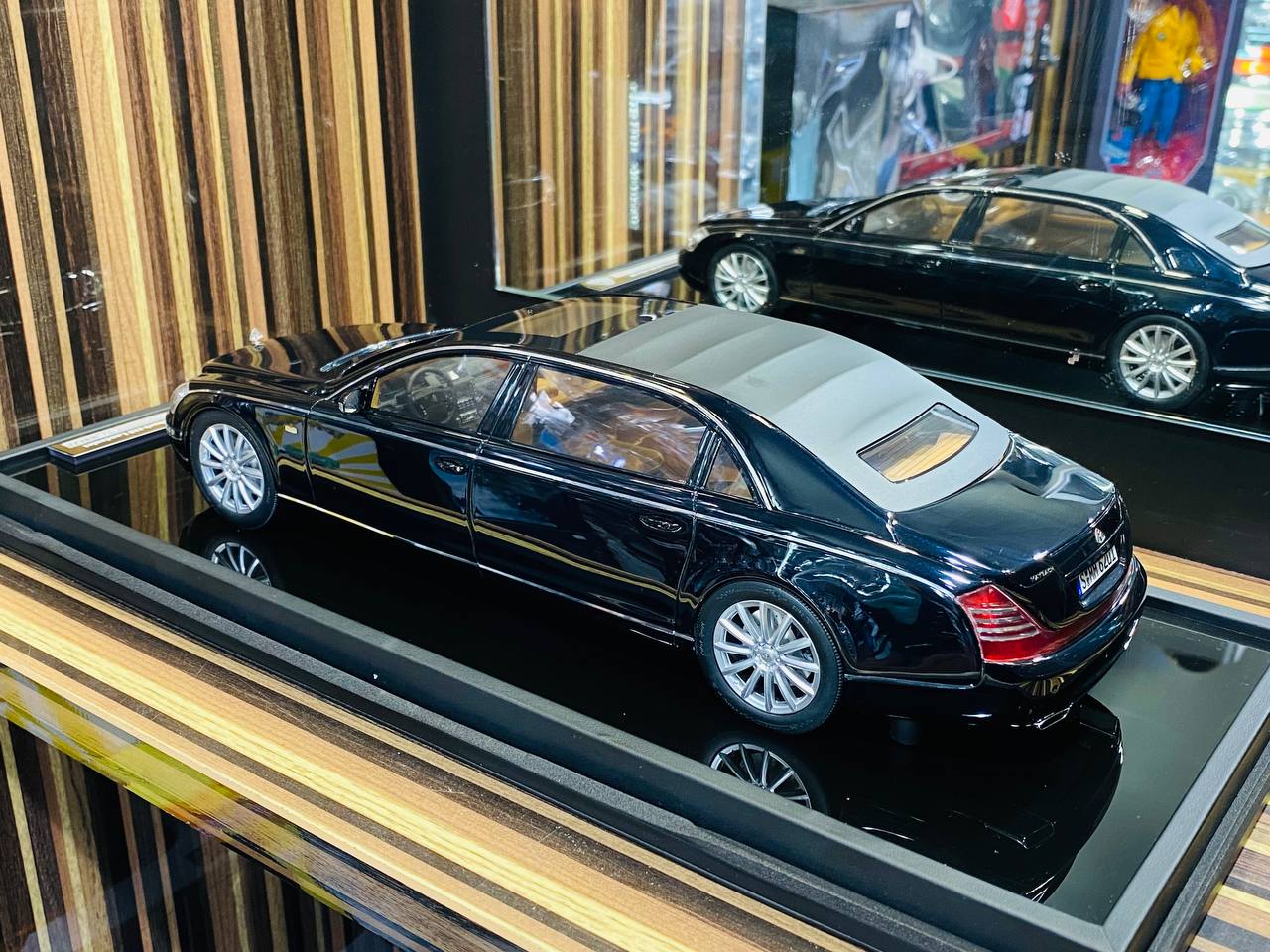 1/18 Resin Motor Helix Mercedes Benz Maybach 62S Landaulet - Metallic Black (Limited Edition)