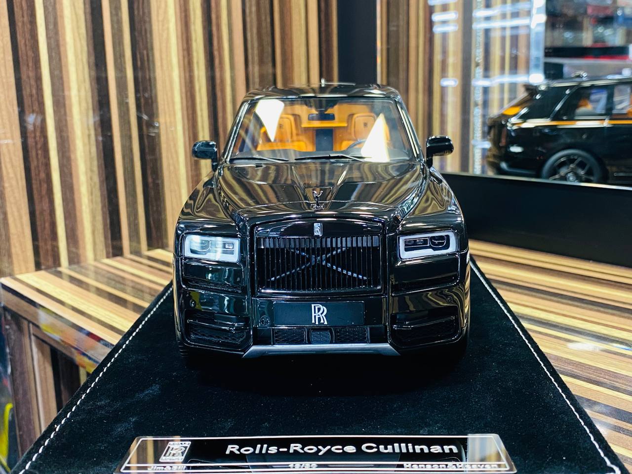 1/18 Resin Model HH Rolls Royce Cullinan - Diamond Black Badge (Limited Edition)