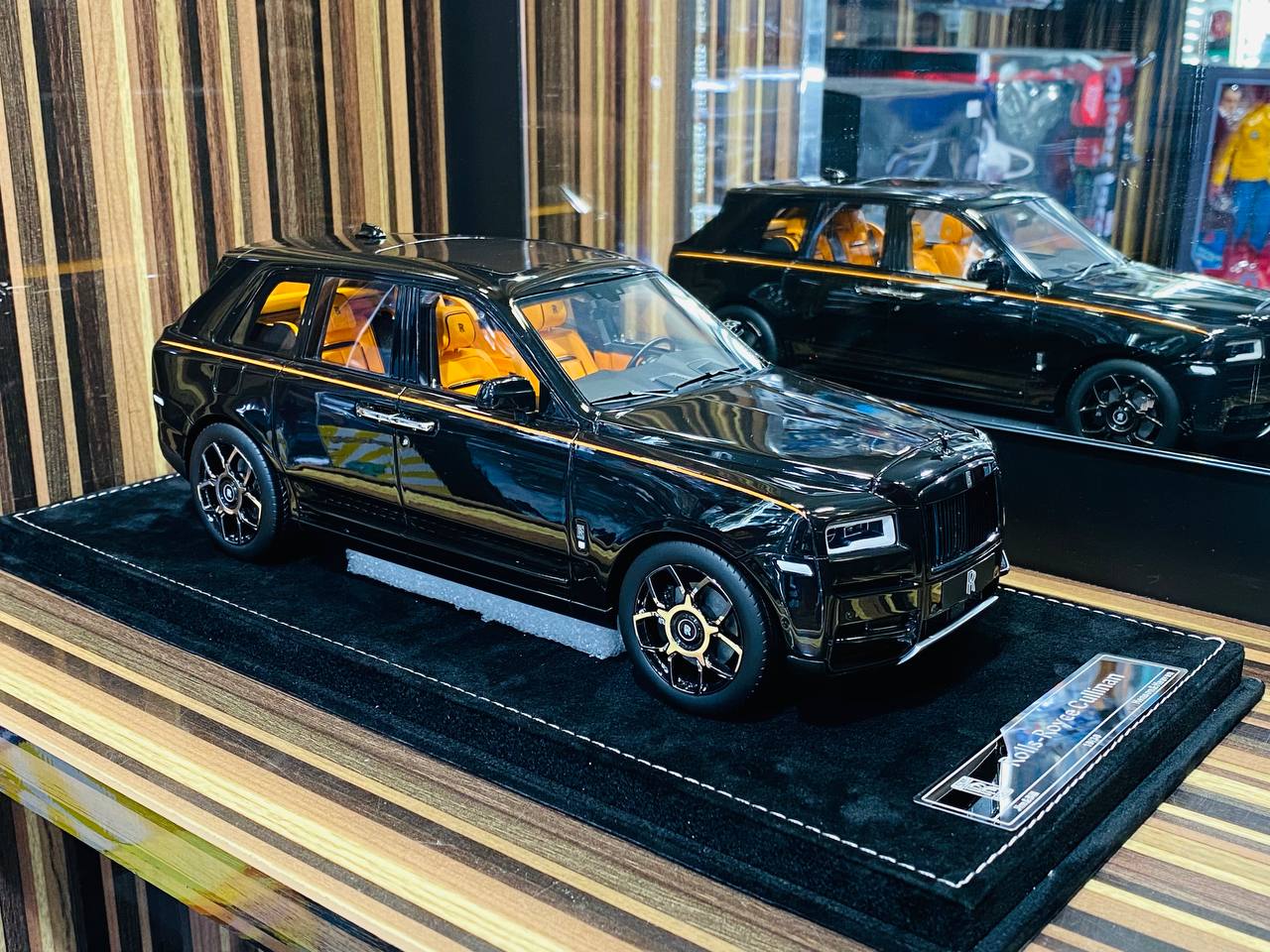 1/18 Resin Model HH Rolls Royce Cullinan - Diamond Black Badge (Limited Edition)