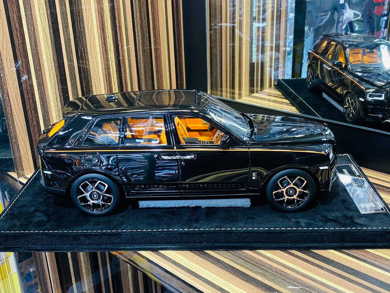 1/18 Resin Model HH Rolls Royce Cullinan - Diamond Black Badge (Limited Edition)