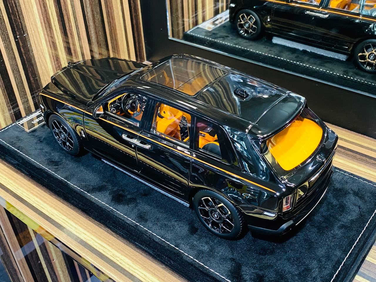 1/18 Resin Model HH Rolls Royce Cullinan - Diamond Black Badge (Limited Edition)