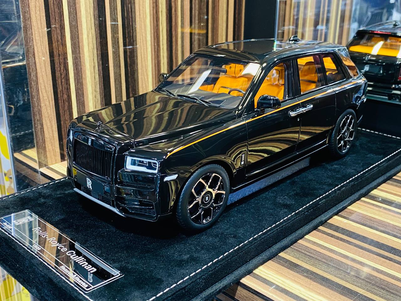 1/18 Resin Model HH Rolls Royce Cullinan - Diamond Black Badge (Limited Edition)