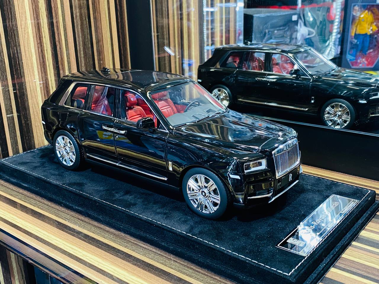 HH Rolls Royce Cullinan Resin Limited Edition  - Diamond Black | 1/18 Scale
