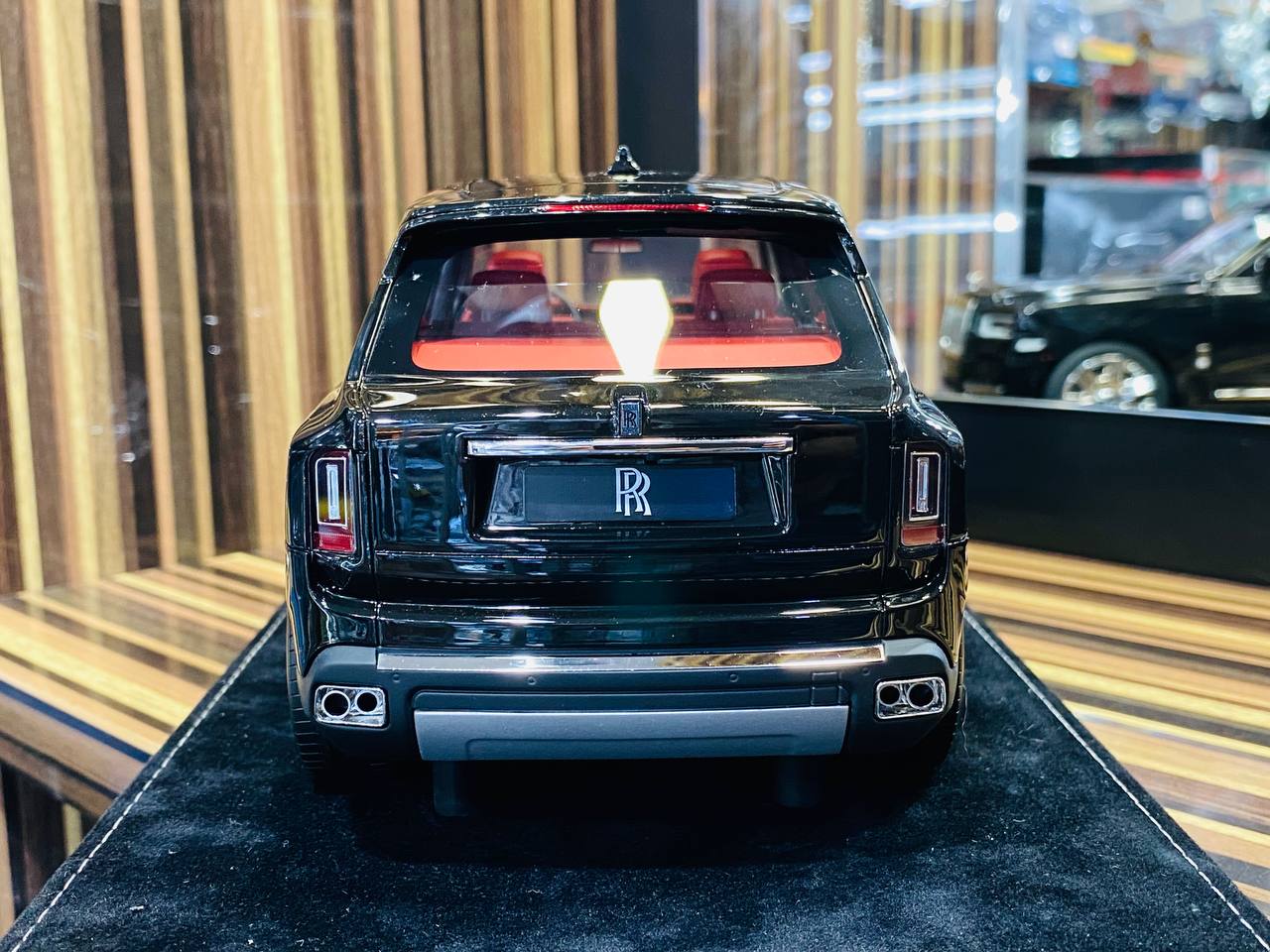 HH Rolls Royce Cullinan Resin Limited Edition  - Diamond Black | 1/18 Scale