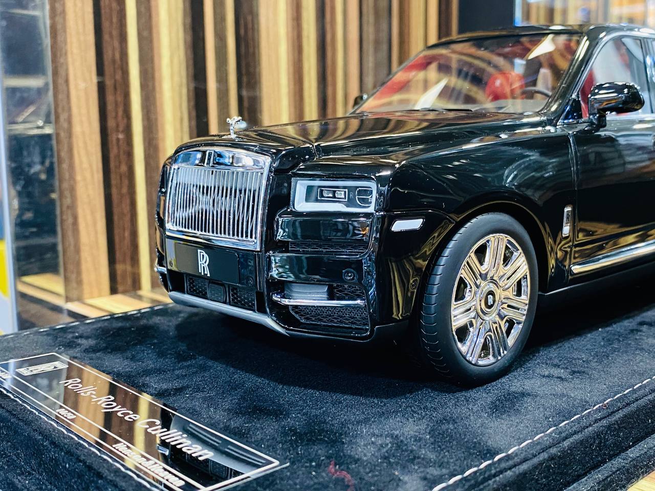 HH Rolls Royce Cullinan Resin Limited Edition  - Diamond Black | 1/18 Scale