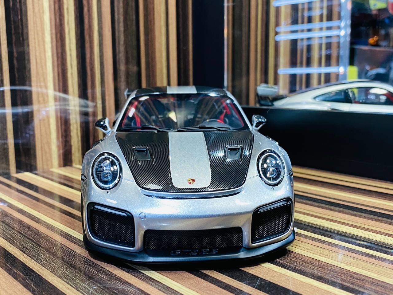 AutoArt Porsche 911 GT2 RS (991.2) Diecast Model - GT Silver | 1/18 Scale