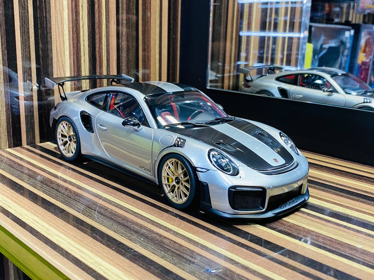 AutoArt Porsche 911 GT2 RS (991.2) Diecast Model - GT Silver | 1/18 Scale