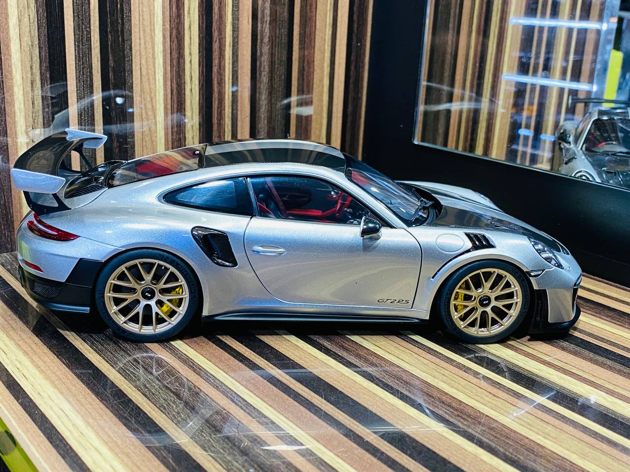 AutoArt Porsche 911 GT2 RS (991.2) Diecast Model - GT Silver | 1/18 Scale