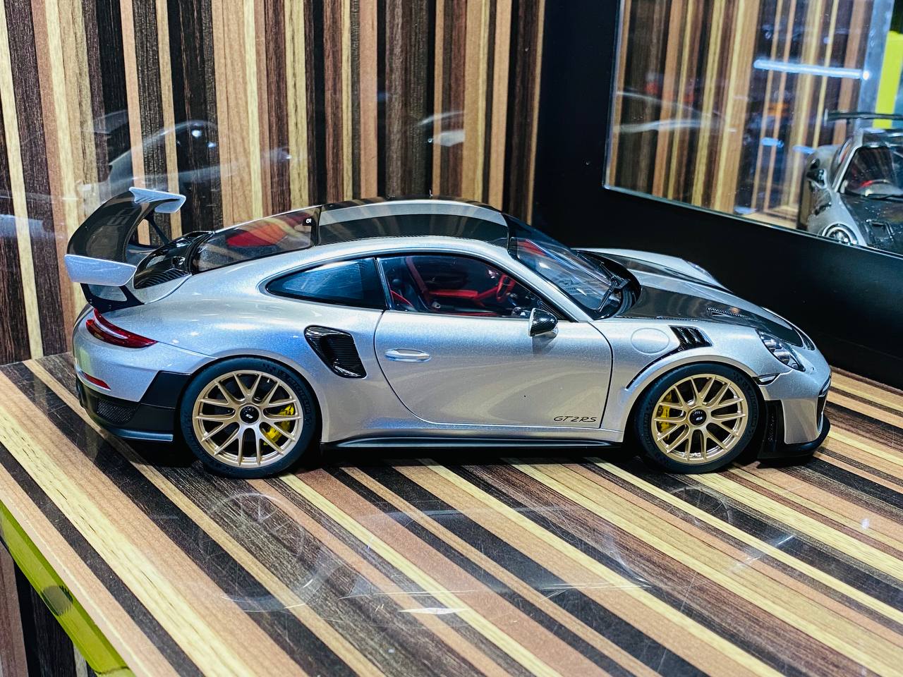 AutoArt Porsche 911 GT2 RS (991.2) Diecast Model - GT Silver | 1/18 Scale