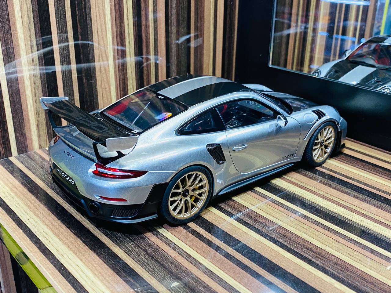 AutoArt Porsche 911 GT2 RS (991.2) Diecast Model - GT Silver | 1/18 Scale