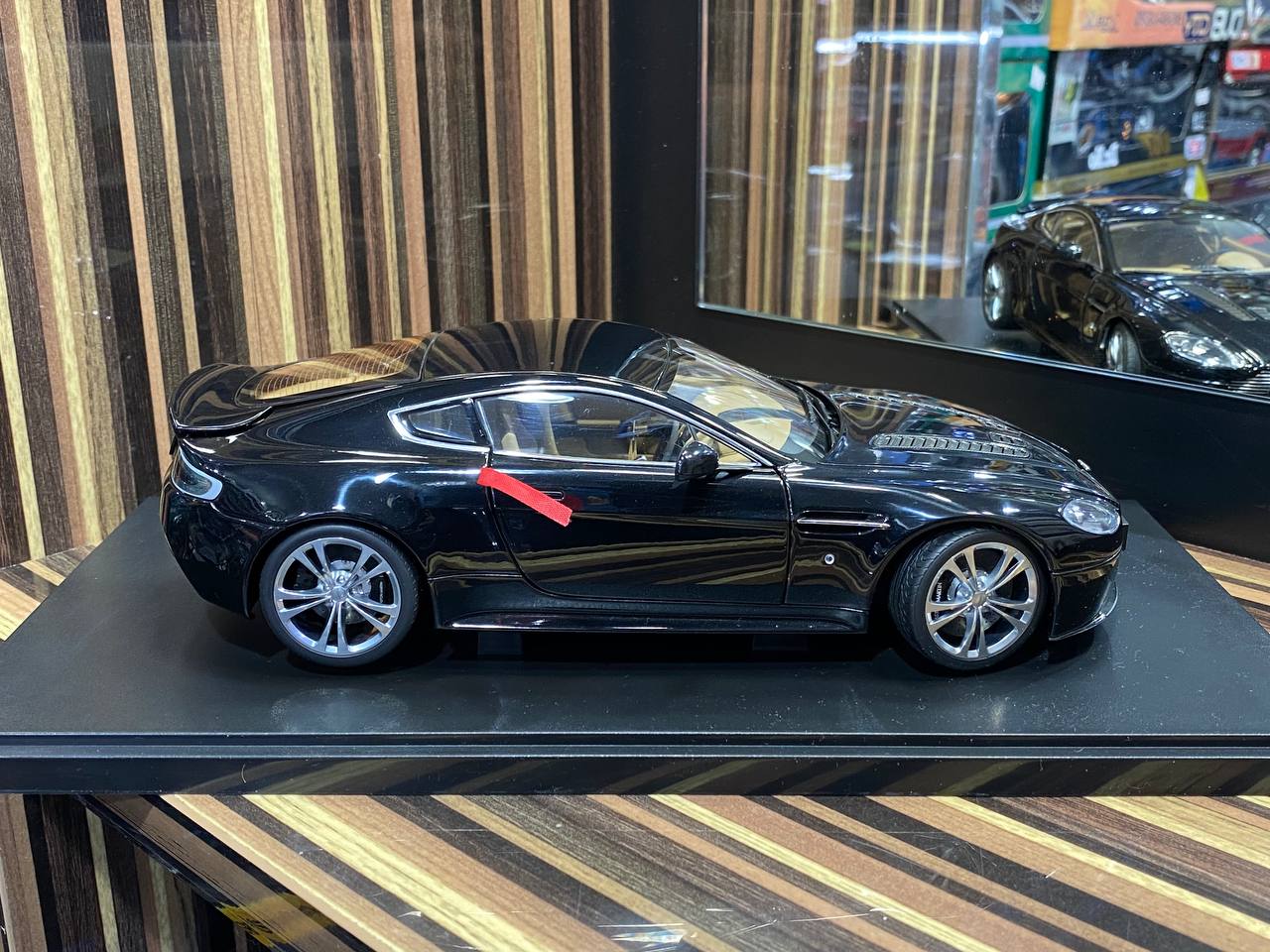 Autoart Aston Martin Vantage V12 - Black (2010, 1/18 Scale