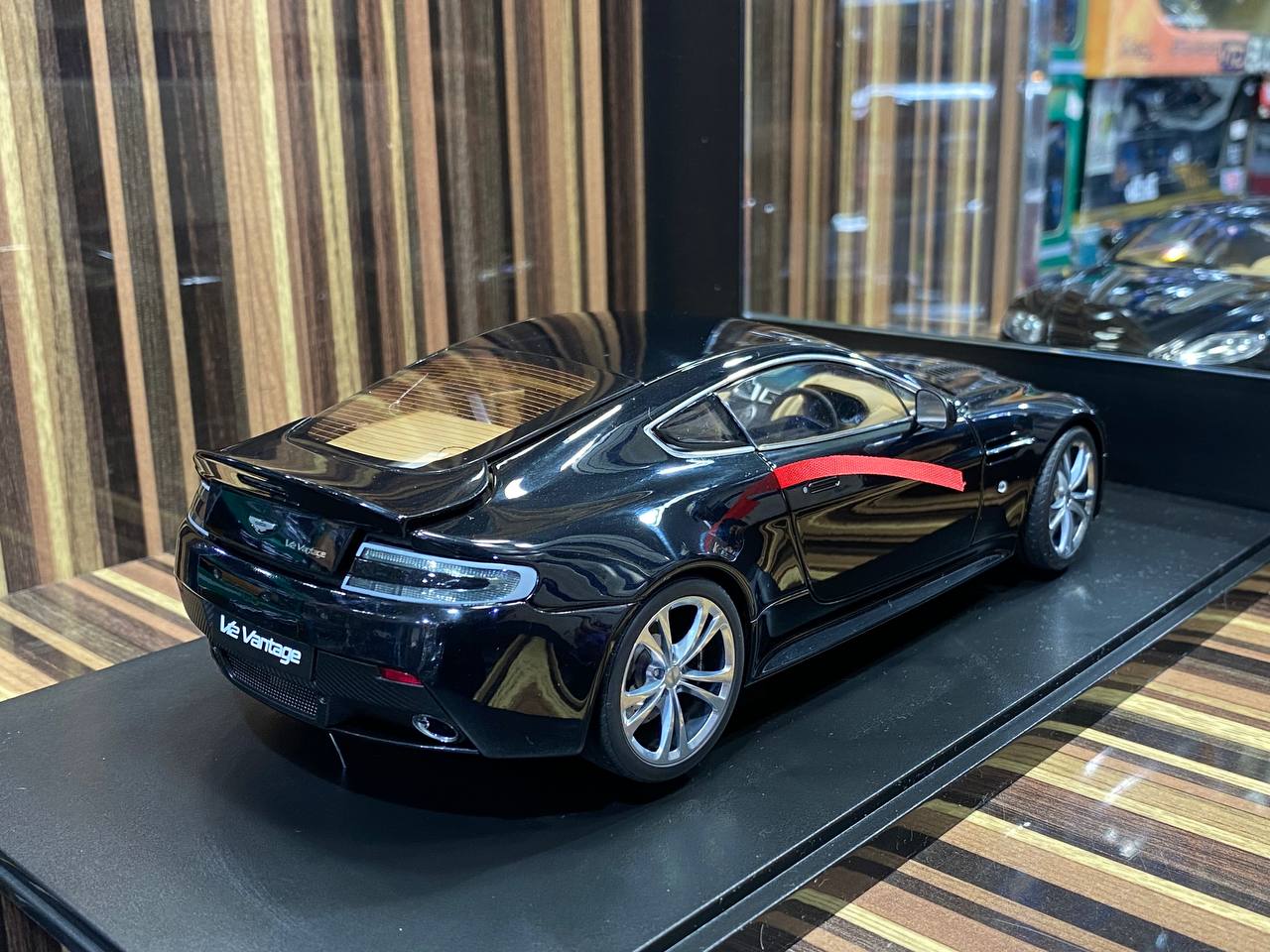 Autoart Aston Martin Vantage V12 - Black (2010, 1/18 Scale