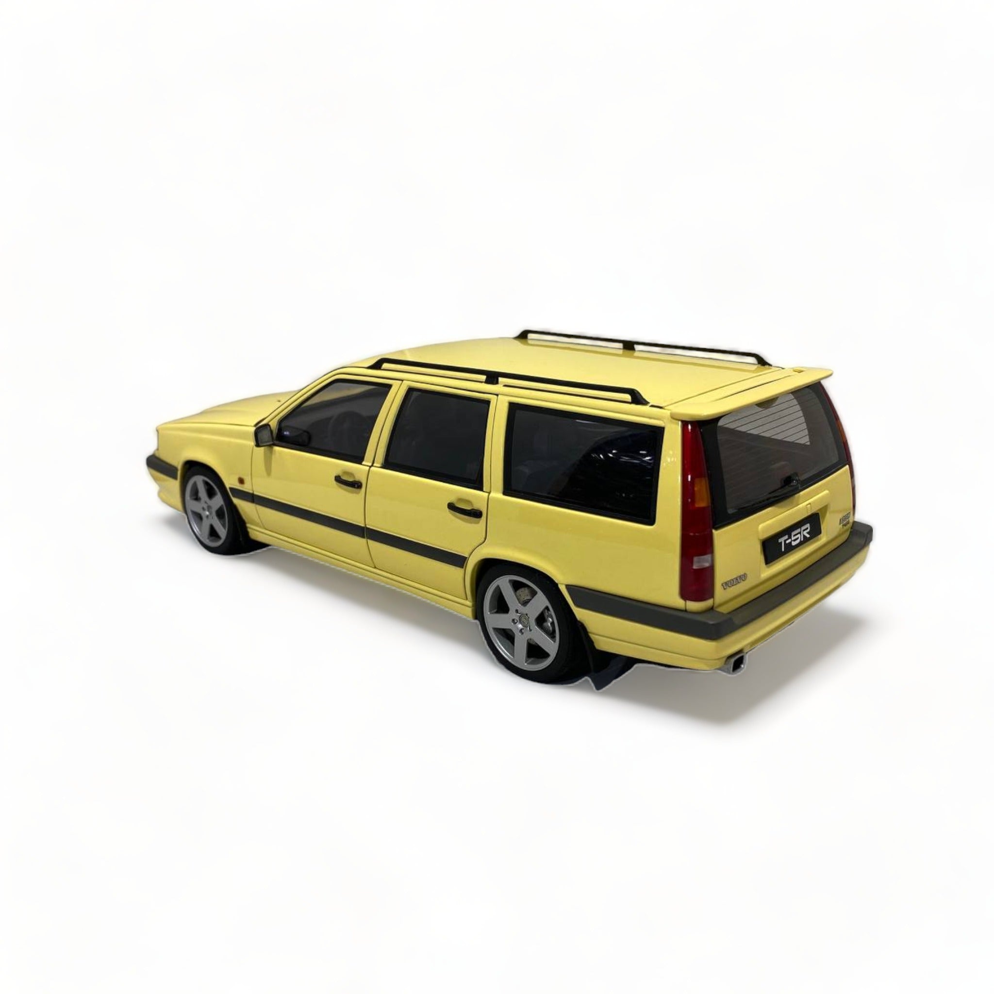 ミニカー AUTOart VOLVO 850 T-5R SEDAN 1:18 1/18 AUTOART 79501 Scale 1/18 | VOLVO 850T-5R SEDAN 1995 YELLOW