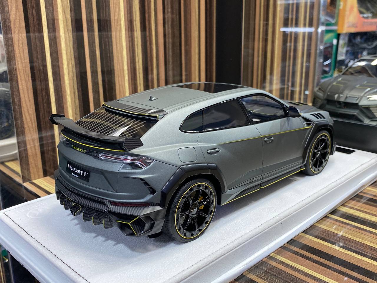 Résine 1/18 - Lamborghini URUS Venatus Mansory par Timothy Résine 1/18 - Lamborghini URUS Venatus Mansory par Timothy