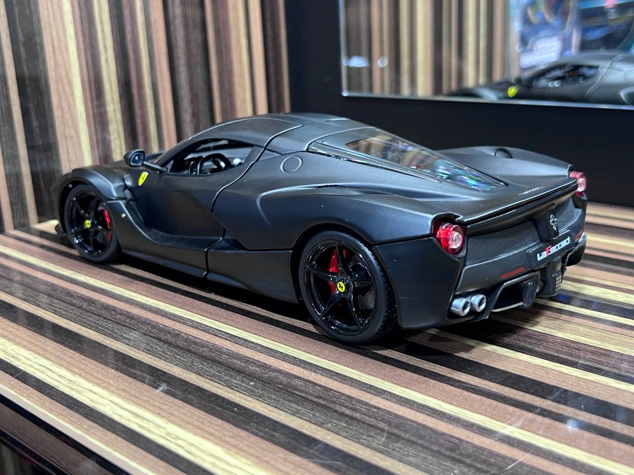 1/18 Diecast Ferrari LaFerrari Bburago Signature Series Scale Model Car - Diecast model car by dturman.com - Bburago