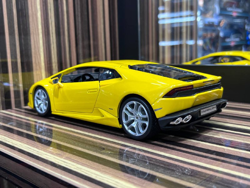 1/18 Diecast Lamborghini Huracan Coupe YellowScale Model Car by Maisto