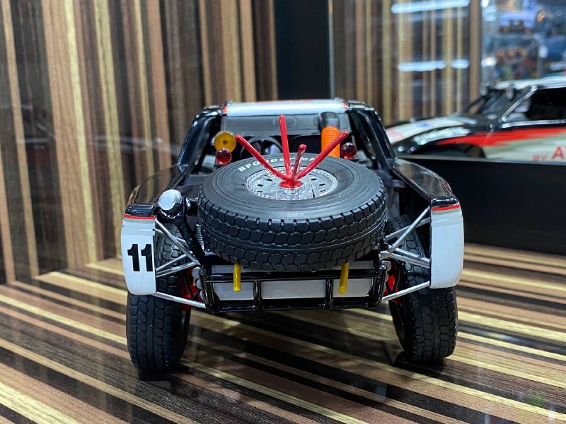 Toyota Trophy Truck #11 AutoArt