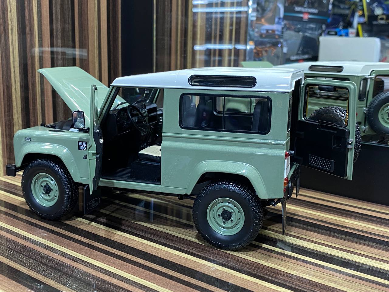 1/18 Diecast Land Rover Defender 90 Heritage Green Almost Real Scale M ...