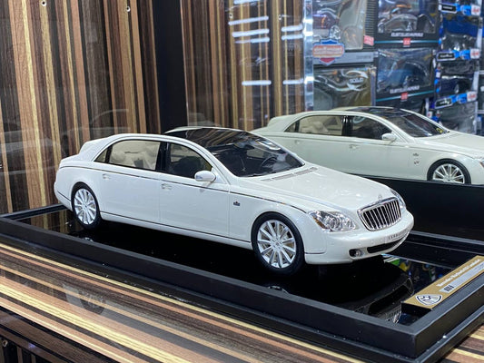 Mercedes-Maybach 62S Landaulet MotorHelix