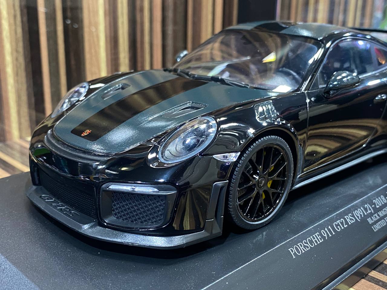 Porsche 911 GT2 RS 991.2 Minichamps