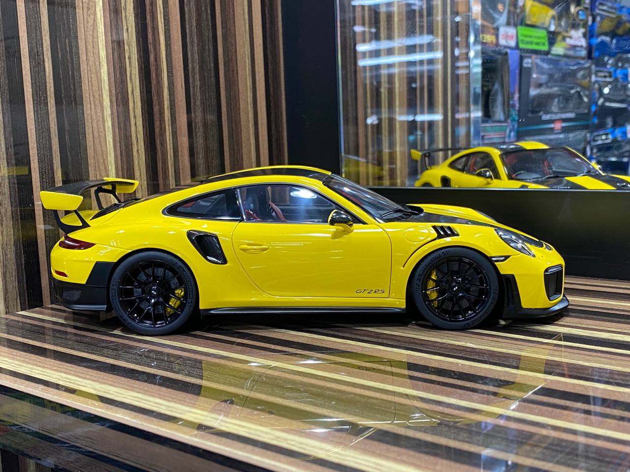 Porsche 911 GT2 RS AUTOart