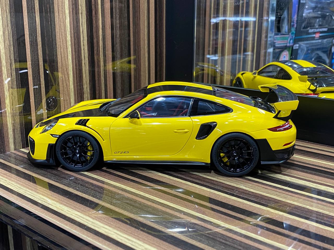 Porsche 911 GT2 RS AUTOart