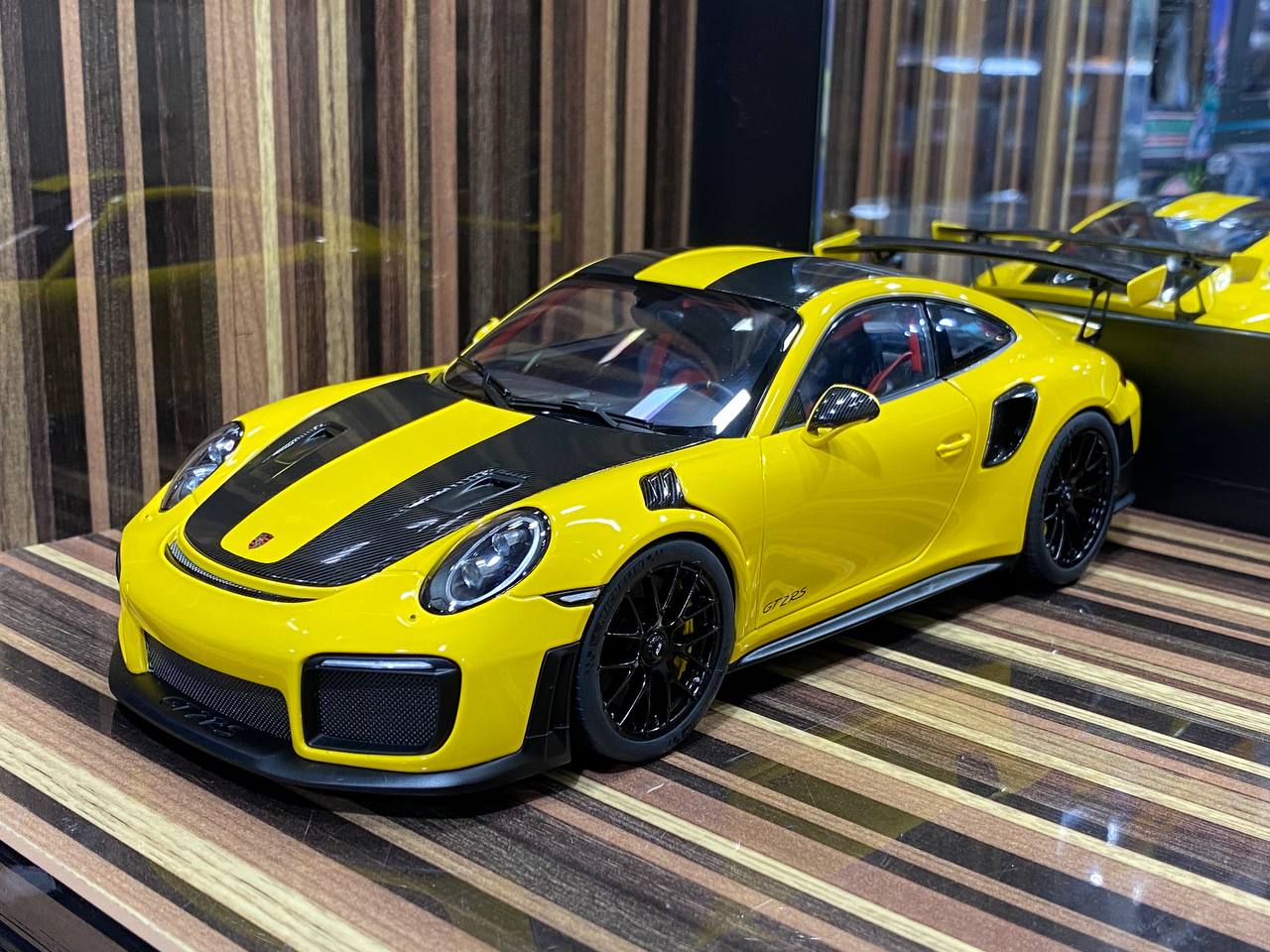 Porsche 911 GT2 RS AUTOart