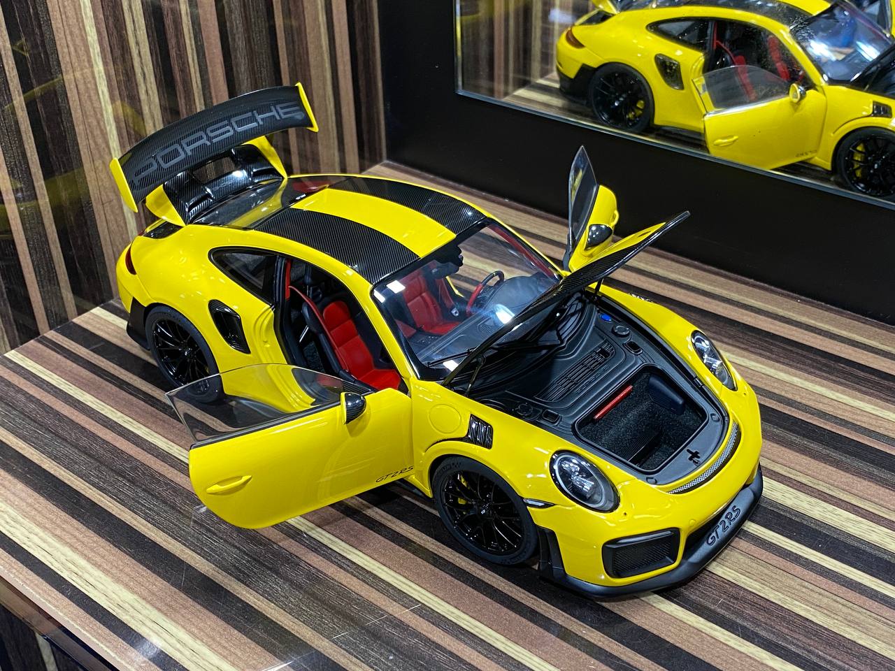 Porsche 911 GT2 RS AUTOart