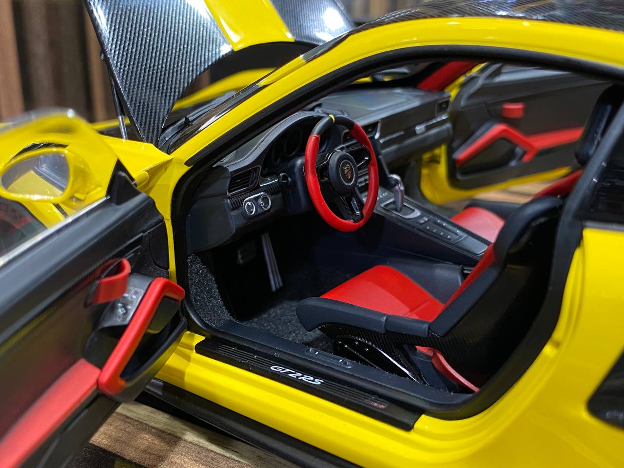 Porsche 911 GT2 RS AUTOart