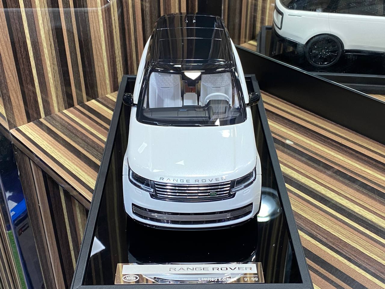 1/18 Land Rover Range Rover Autobiography white 2022 White By Motor Helix|Sold in Dturman.com Dubai UAE.
