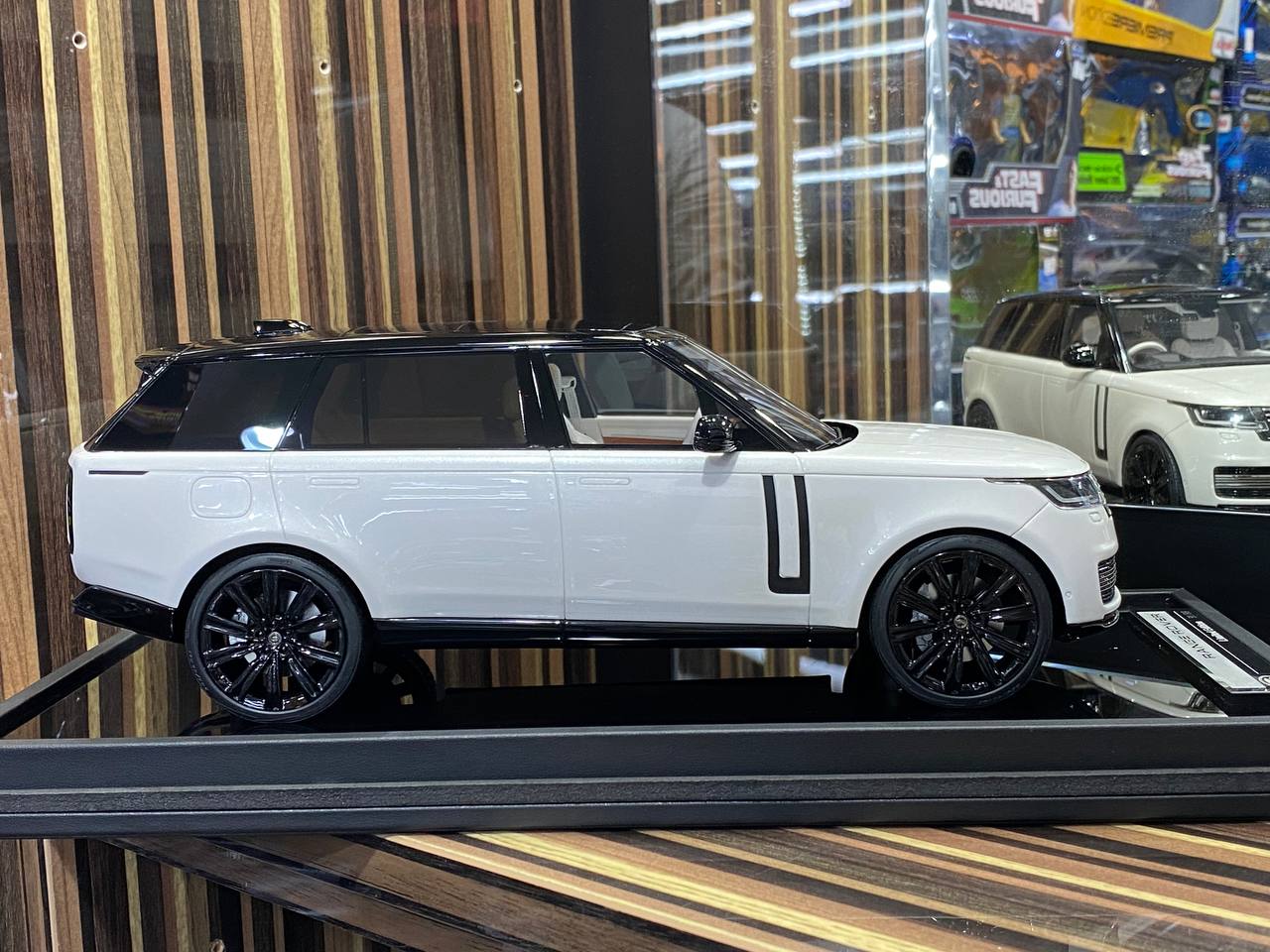1/18 Land Rover Range Rover Autobiography white 2022 White By Motor Helix|Sold in Dturman.com Dubai UAE.