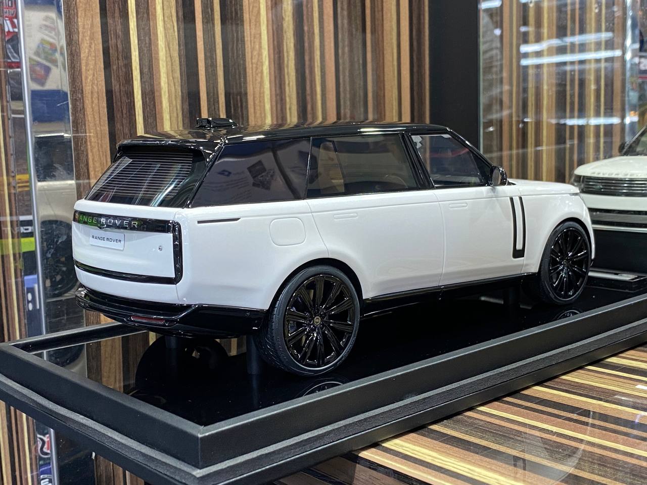 1/18 Land Rover Range Rover Autobiography white 2022 White By Motor Helix|Sold in Dturman.com Dubai UAE.
