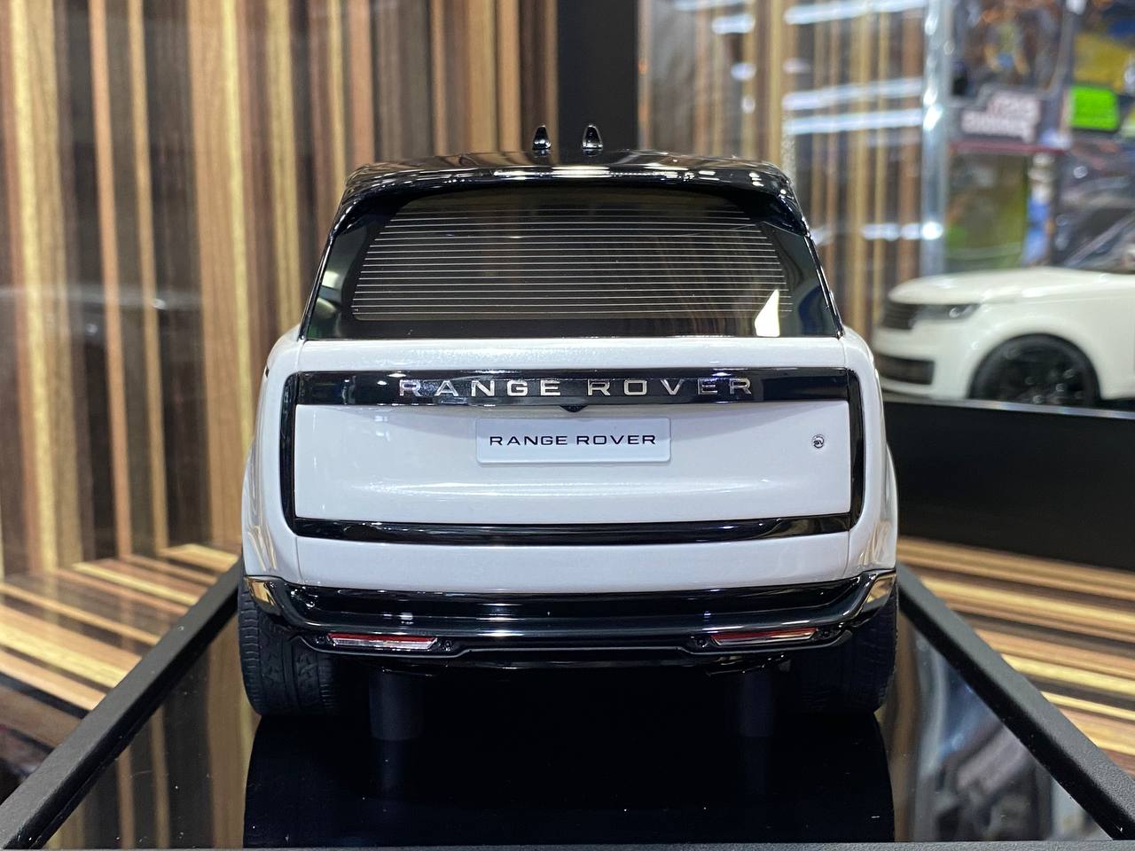 1/18 Land Rover Range Rover Autobiography white 2022 White By Motor Helix|Sold in Dturman.com Dubai UAE.