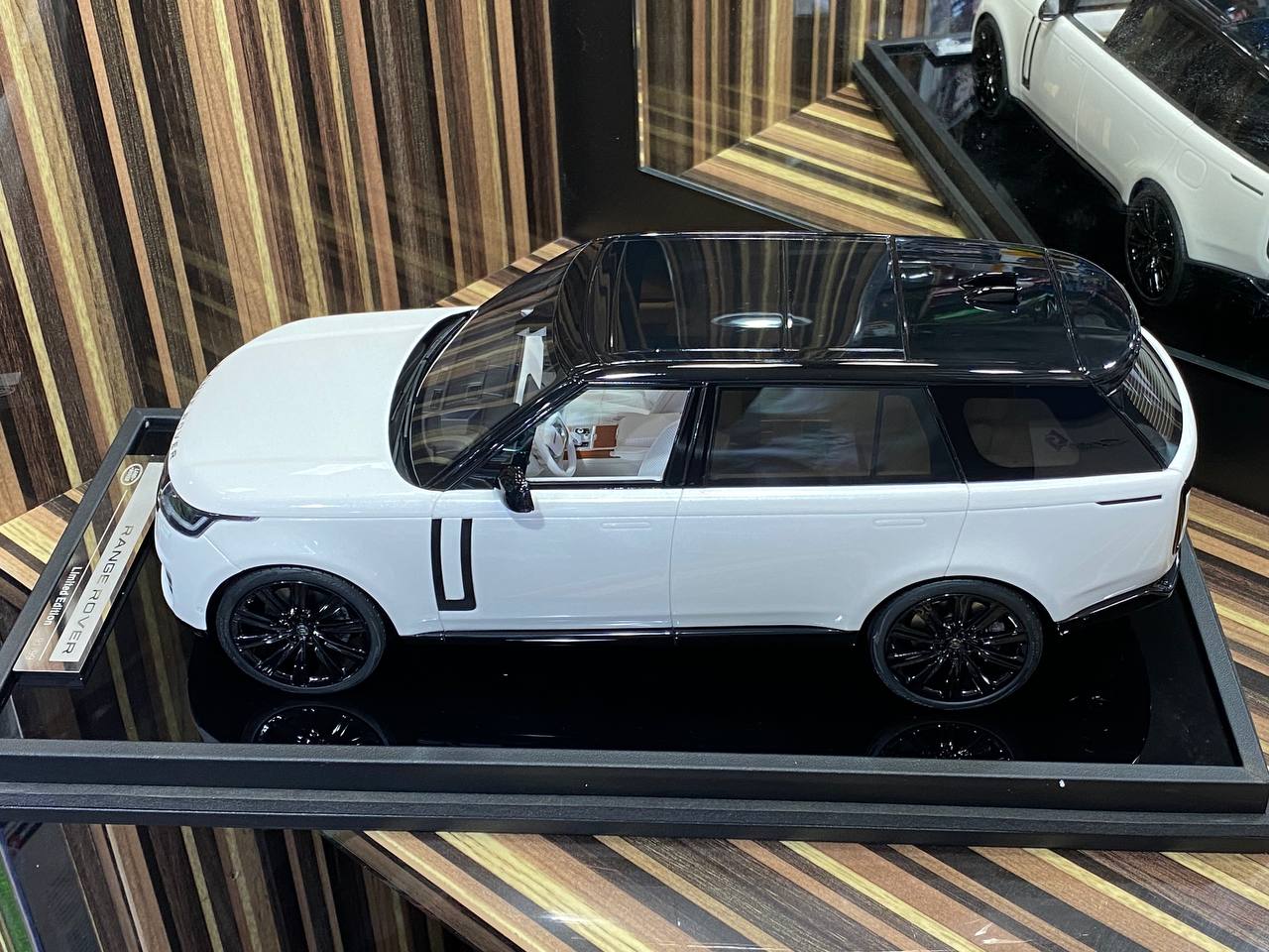 1/18 Land Rover Range Rover Autobiography white 2022 White By Motor Helix|Sold in Dturman.com Dubai UAE.