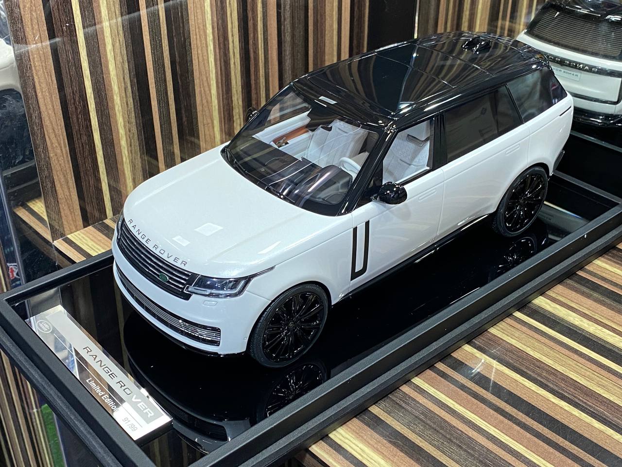 1/18 Land Rover Range Rover Autobiography white 2022 White By Motor Helix|Sold in Dturman.com Dubai UAE.
