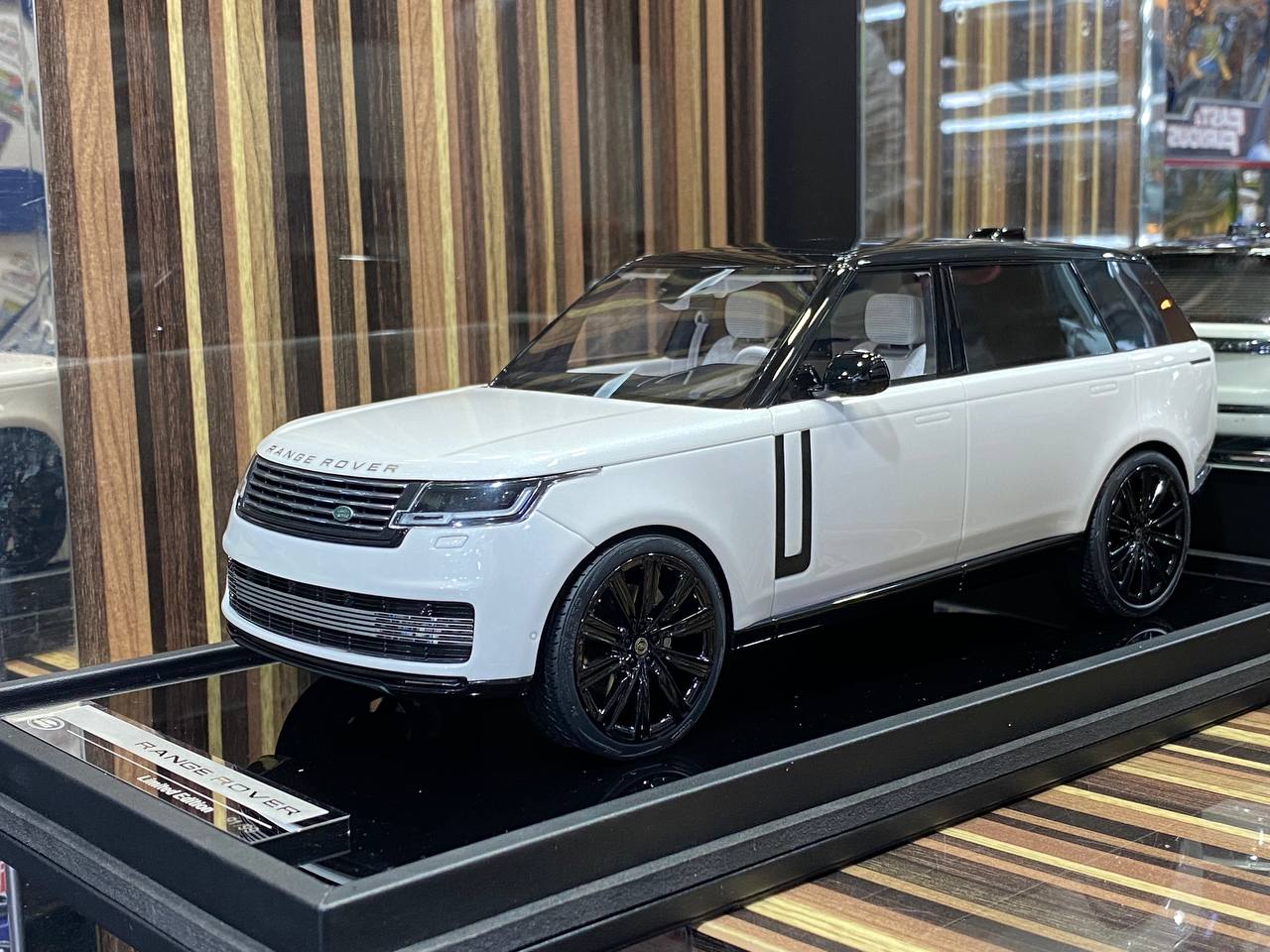 1/18 Land Rover Range Rover Autobiography white 2022 White By Motor Helix|Sold in Dturman.com Dubai UAE.