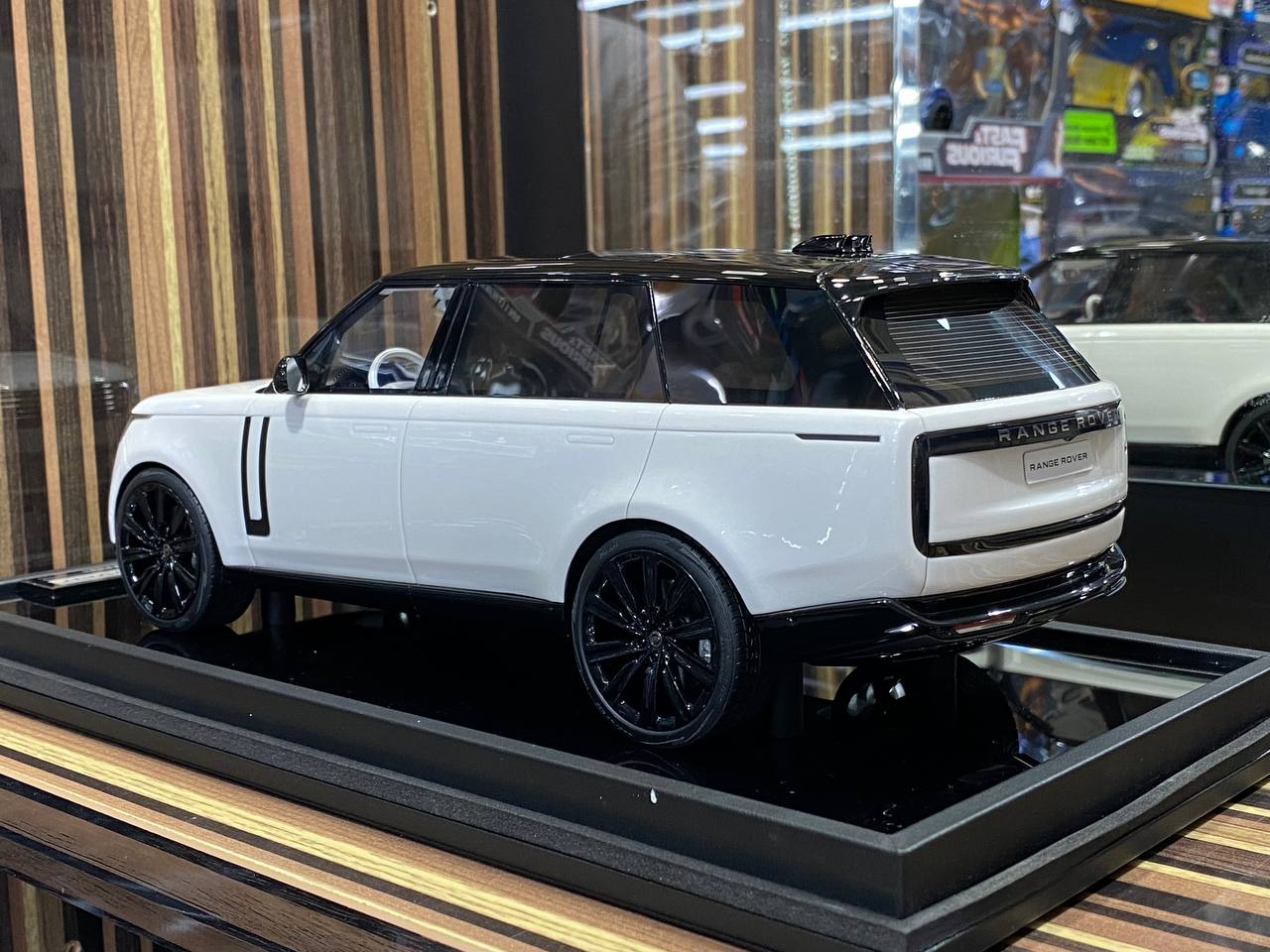 1/18 Land Rover Range Rover Autobiography white 2022 White By Motor Helix|Sold in Dturman.com Dubai UAE.