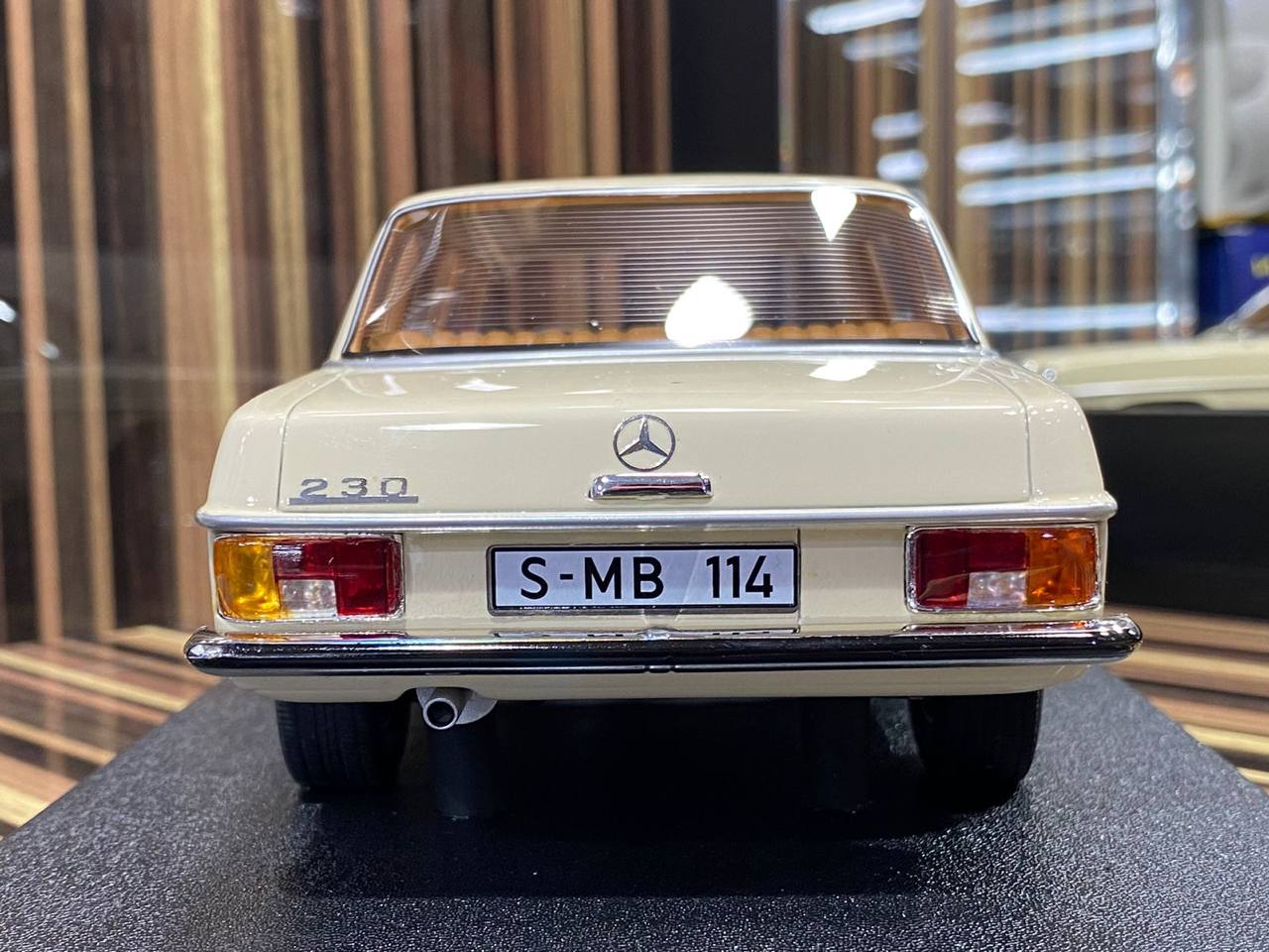 1/18 Diecast Mercedes-Benz 230 V114 CULT White Scale Model Car