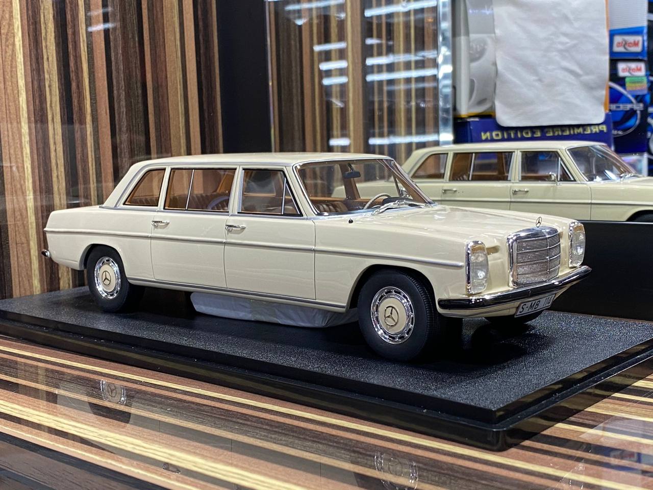 1/18 Diecast Mercedes-Benz 230 V114 CULT White Scale Model Car