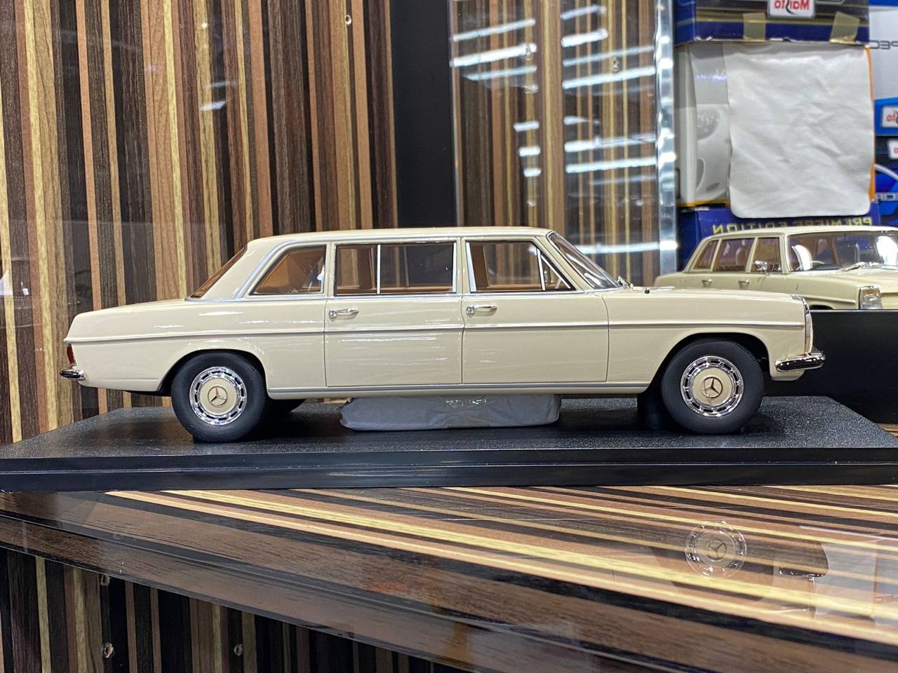 1/18 Diecast Mercedes-Benz 230 V114 CULT White Scale Model Car