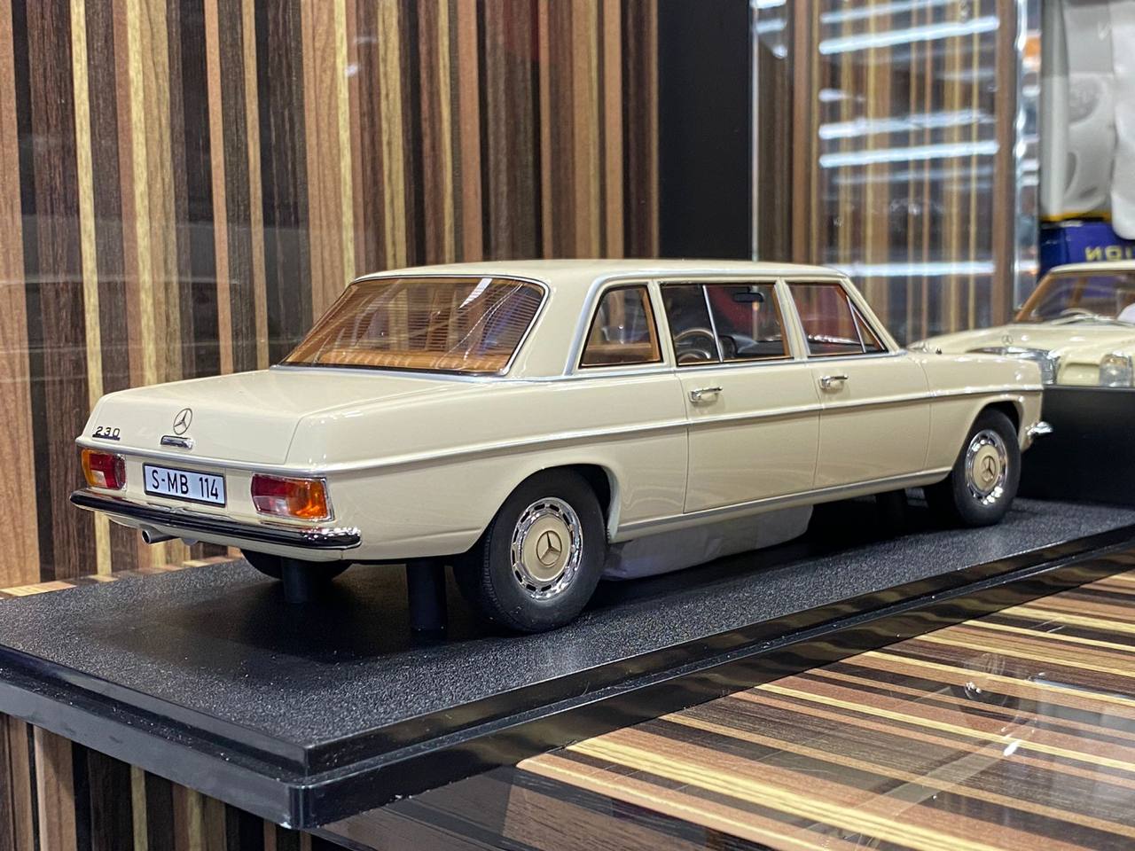 1/18 Diecast Mercedes-Benz 230 V114 CULT White Scale Model Car