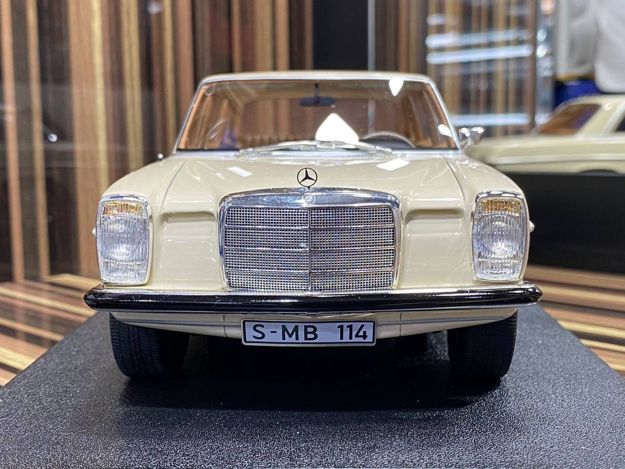 1/18 Diecast Mercedes-Benz 230 V114 CULT White Scale Model Car