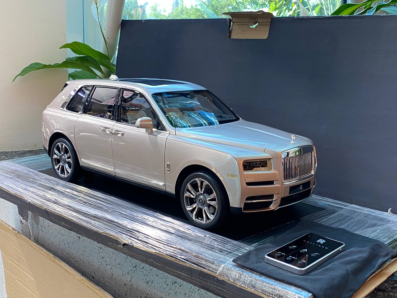 Exclusive 1/8 AMALGAM Scale - Rolls-Royce Cullinan with Full Opening and Working Lights (Remote Included)|Sold in Dturman.com Dubai UAE.