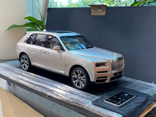 Exclusive 1/8 AMALGAM Scale - Rolls-Royce Cullinan with Full Opening and Working Lights (Remote Included)|Sold in Dturman.com Dubai UAE.