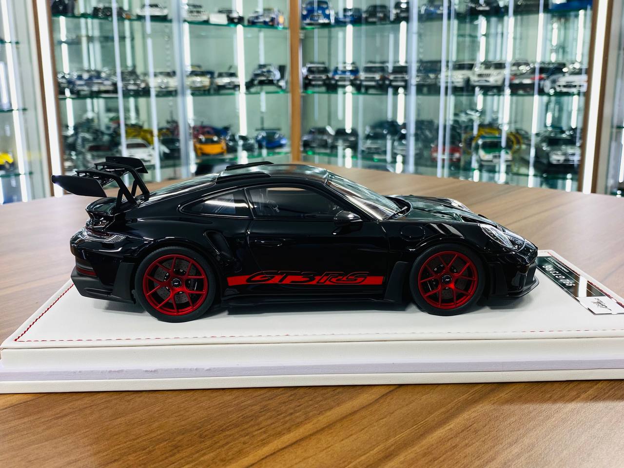 Ivy Model 1/18 Porsche 911 992 GT3 RS Weissach – Matt Black/Red Wheels, Limited to 25 Pcs