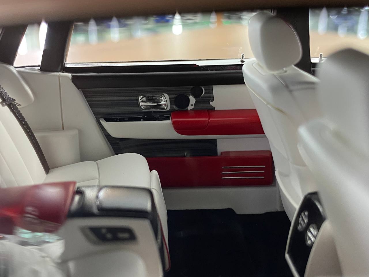 1/18 Resin – H&H Rolls Royce Phantom Extended Wheelbase II Silver / Red Dragon Ltd.Edn.20 pcs