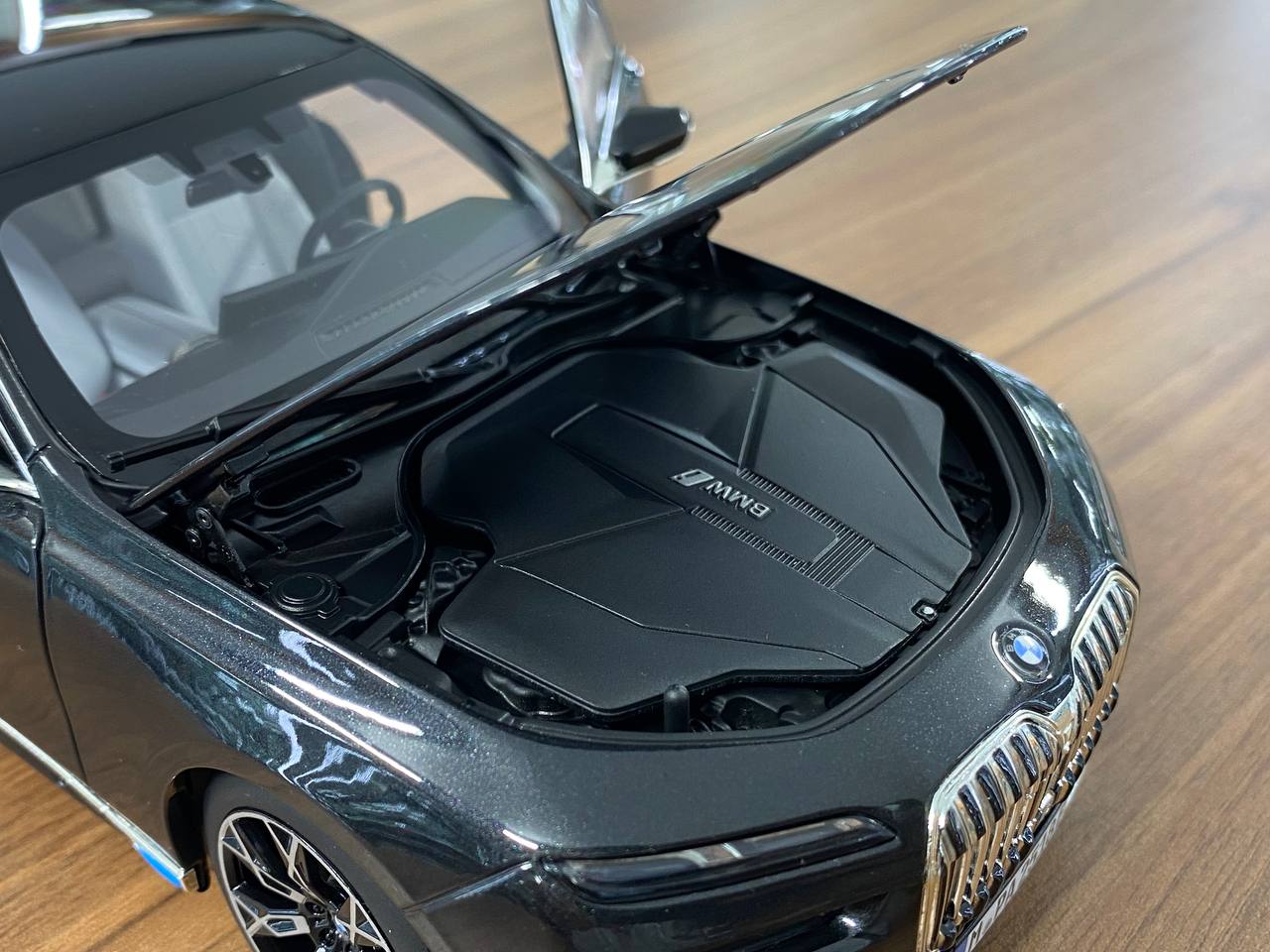 1/18 Metal Diecast Full Opening Minichamps Dealer Edition BMW i7 (2022) - Black Metallic
