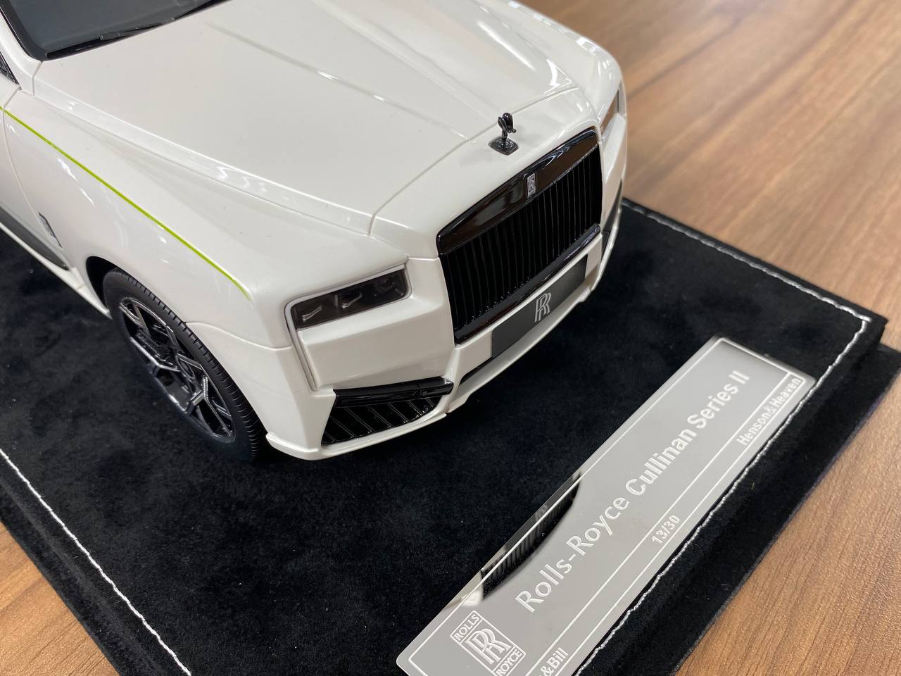 1/18 Resin Model – H&H Rolls Royce Cullinan Series II Pearl White with Black Badge  Limited Edition: 30 pcs