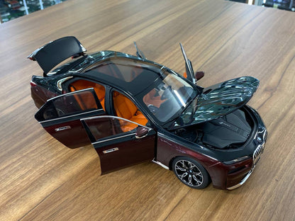 1/18 BMW i7 2022 Diecast by Minichamps | Full Opening | Dealer Edition